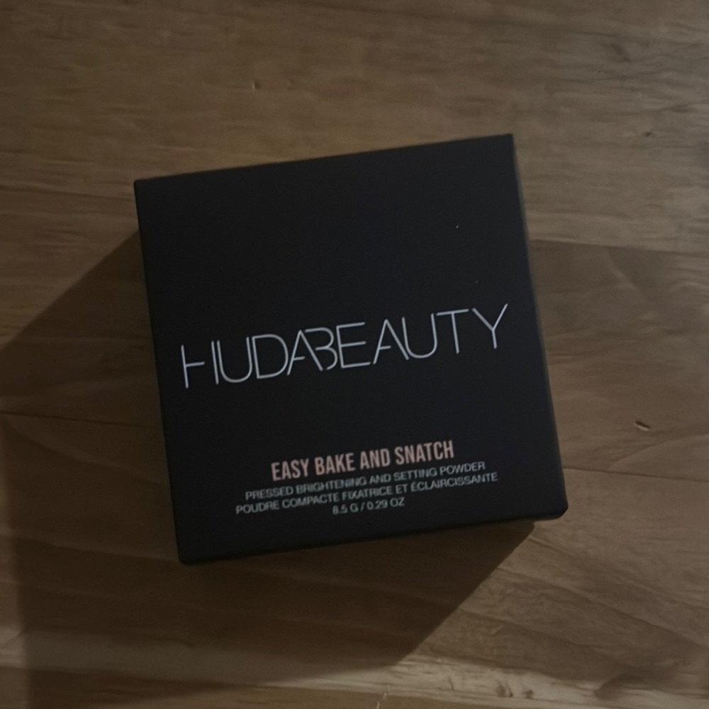 *NEW* HUDA BEAUTY Easy Bake and Snatch Setting Powder - Picture 6 of 8